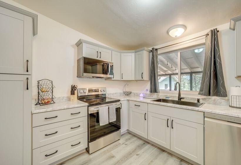 Pine Home W/ Decks & Grill < 1 Mi To Downtown!