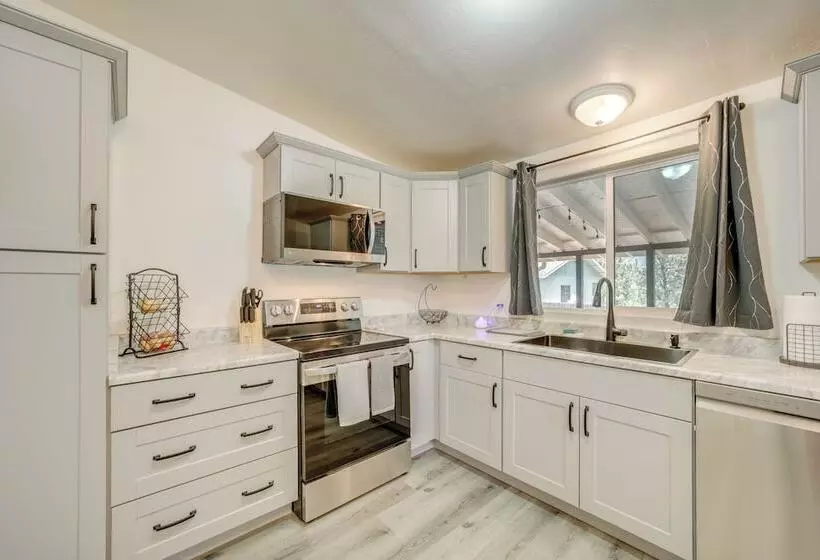 Pine Home W/ Decks & Grill < 1 Mi To Downtown!