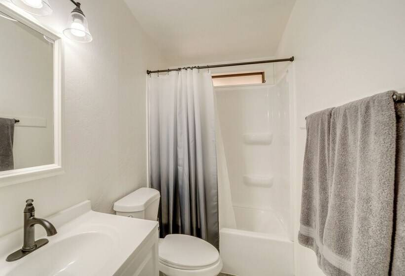 Pine Home W/ Decks & Grill < 1 Mi To Downtown!