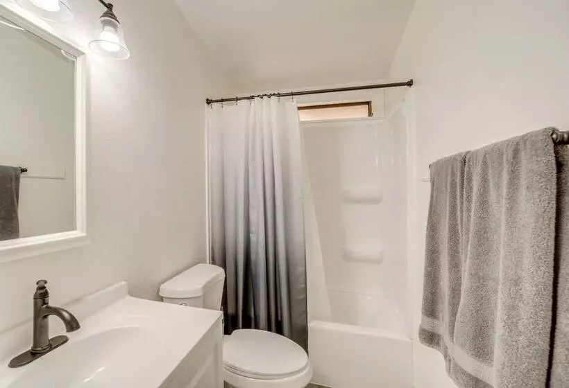 Pine Home W/ Decks & Grill < 1 Mi To Downtown!