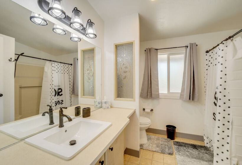 Pine Home W/ Decks & Grill < 1 Mi To Downtown!