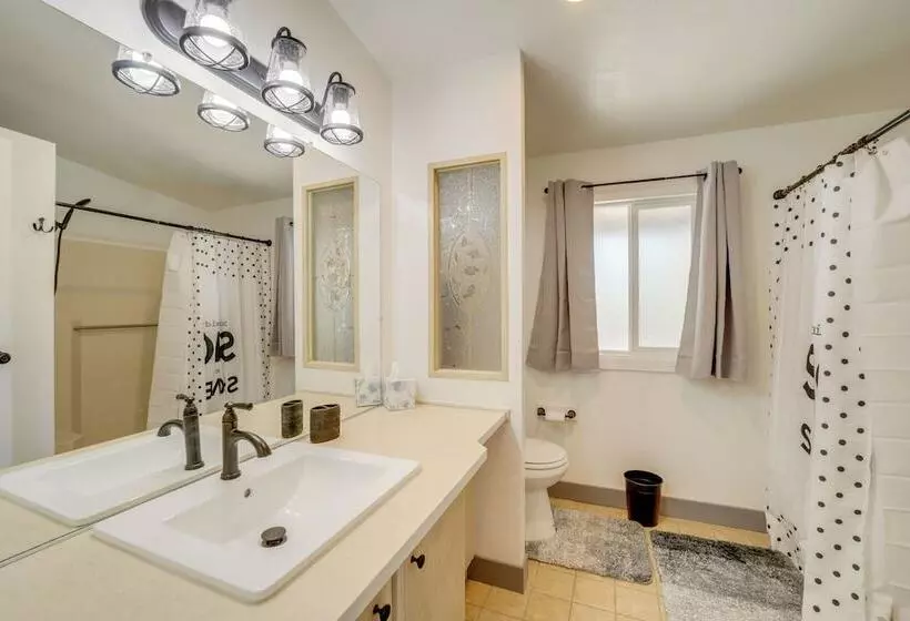 Pine Home W/ Decks & Grill < 1 Mi To Downtown!