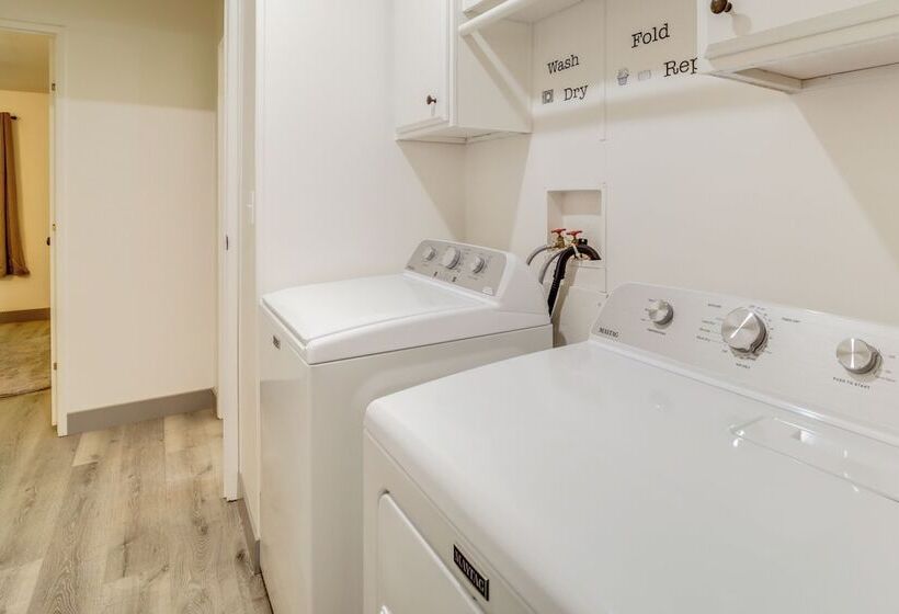 Pine Home W/ Decks & Grill < 1 Mi To Downtown!