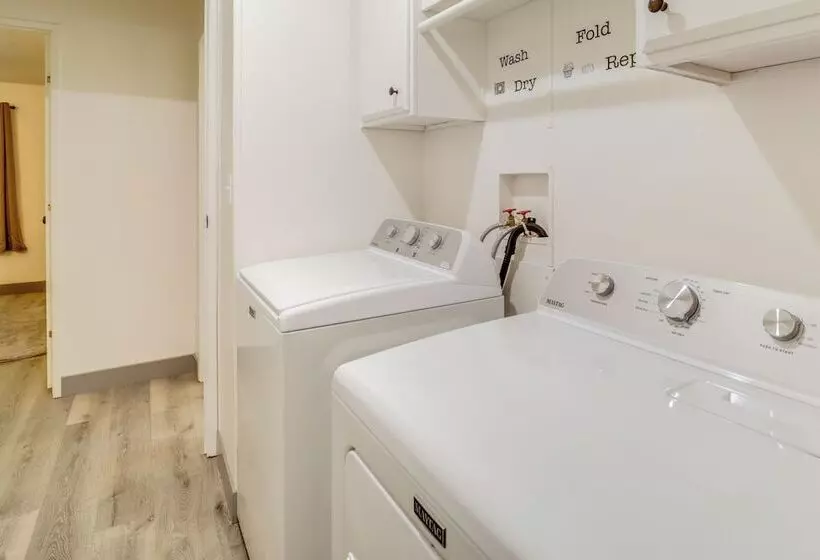 Pine Home W/ Decks & Grill < 1 Mi To Downtown!