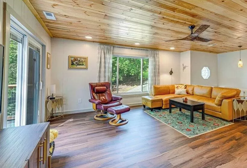 Renovated Franklin Home W/ Mountain View Deck!