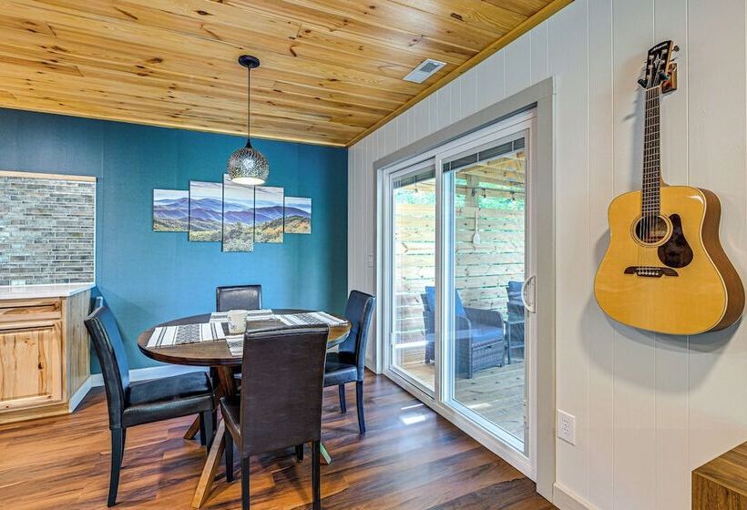 Renovated Franklin Home W/ Mountain View Deck!