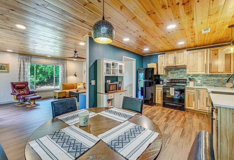 Renovated Franklin Home W/ Mountain View Deck!