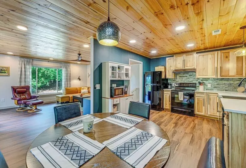 Renovated Franklin Home W/ Mountain View Deck!