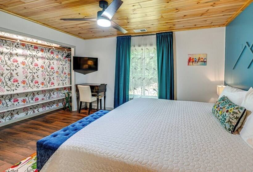 Renovated Franklin Home W/ Mountain View Deck!