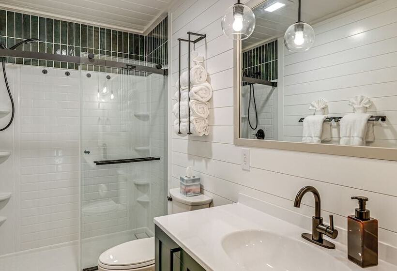 Renovated Franklin Home W/ Mountain View Deck!