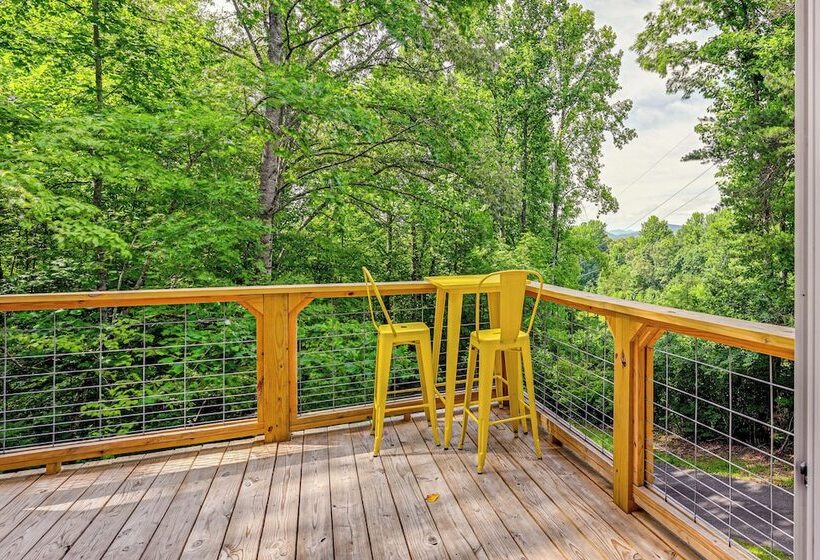Renovated Franklin Home W/ Mountain View Deck!