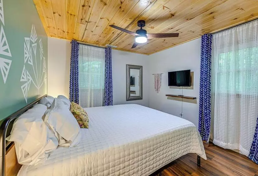 Renovated Franklin Home W/ Mountain View Deck!