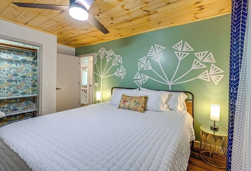 Renovated Franklin Home W/ Mountain View Deck!