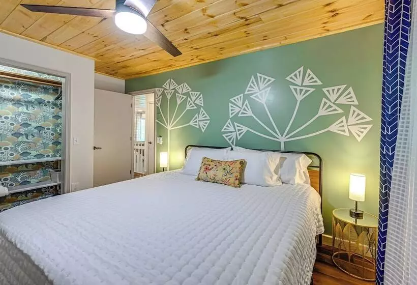 Renovated Franklin Home W/ Mountain View Deck!