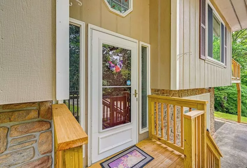 Renovated Franklin Home W/ Mountain View Deck!