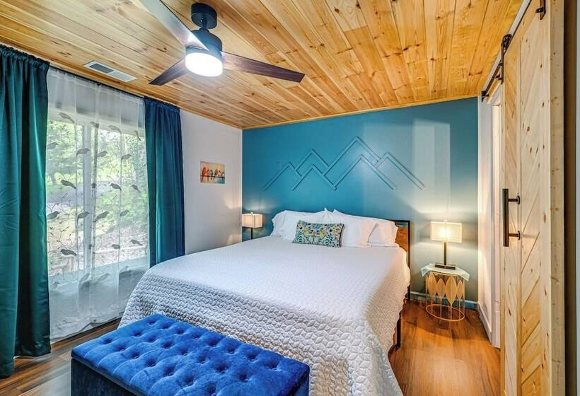 Renovated Franklin Home W/ Mountain View Deck!