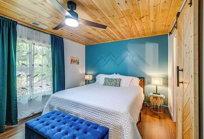 Renovated Franklin Home W/ Mountain View Deck!