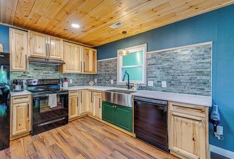 Renovated Franklin Home W/ Mountain View Deck!