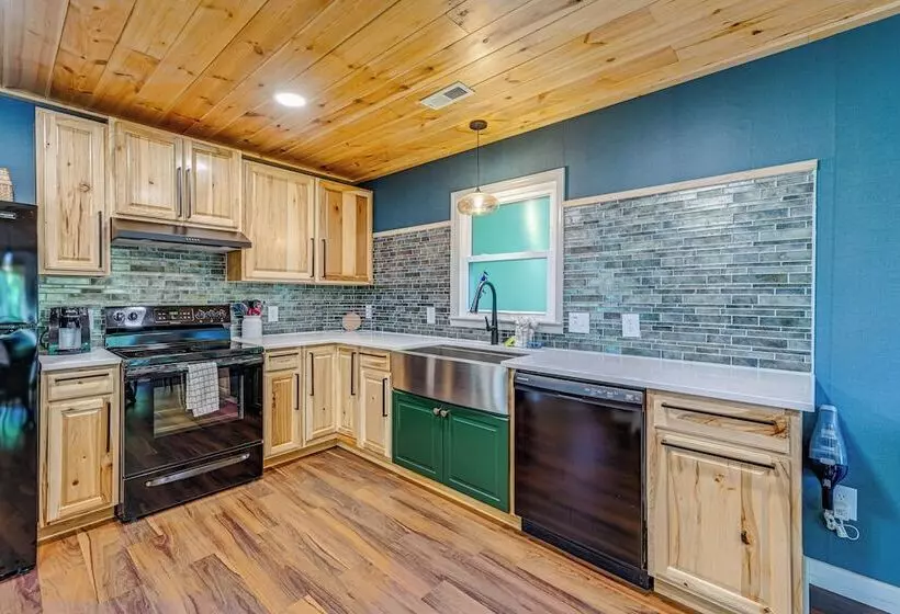 Renovated Franklin Home W/ Mountain View Deck!