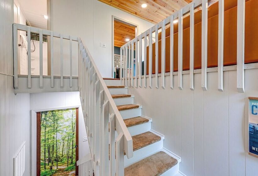 Renovated Franklin Home W/ Mountain View Deck!