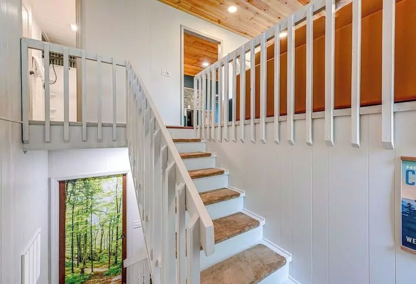 Renovated Franklin Home W/ Mountain View Deck!