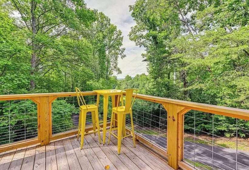 Renovated Franklin Home W/ Mountain View Deck!