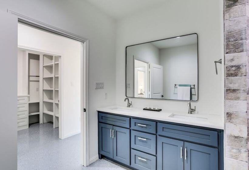 Sleek Jacksboro Home W/ Fireplace + Patio!