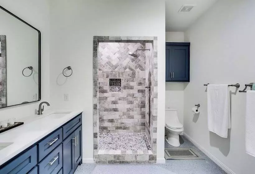 Sleek Jacksboro Home W/ Fireplace + Patio!