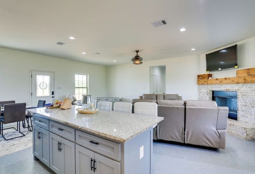 Sleek Jacksboro Home W/ Fireplace + Patio!