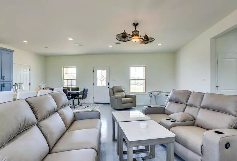 Sleek Jacksboro Home W/ Fireplace + Patio!