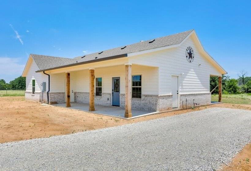 Sleek Jacksboro Home W/ Fireplace + Patio!