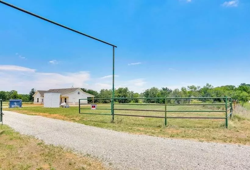 Sleek Jacksboro Home W/ Fireplace + Patio!