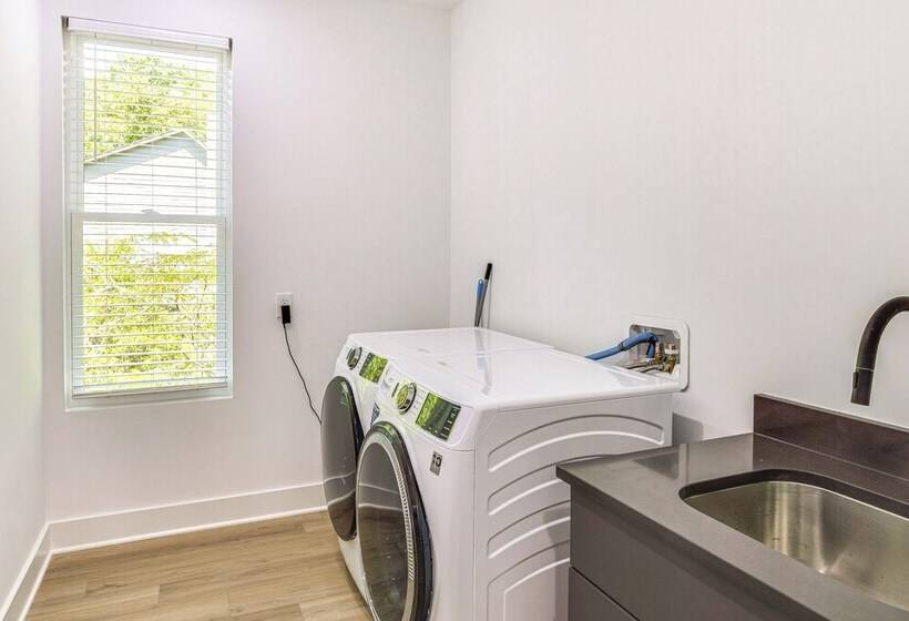 Sleek Tennessee Retreat: 2 Mi To Center Hill Lake!