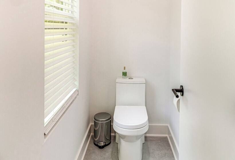 Sleek Tennessee Retreat: 2 Mi To Center Hill Lake!