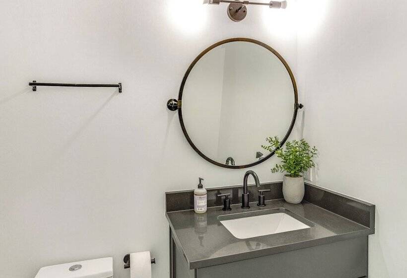 Sleek Tennessee Retreat: 2 Mi To Center Hill Lake!