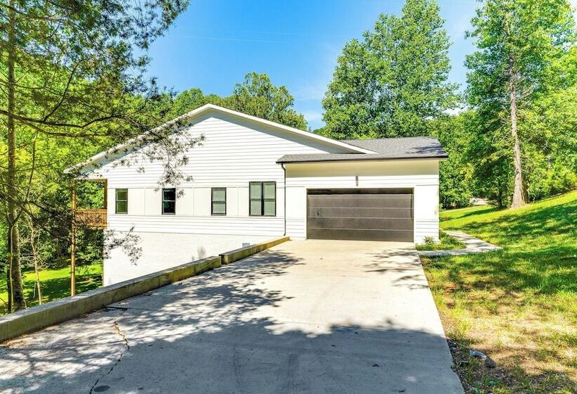 Sleek Tennessee Retreat: 2 Mi To Center Hill Lake!