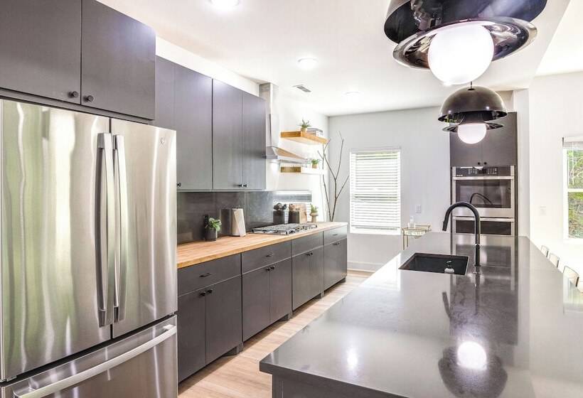 Sleek Tennessee Retreat: 2 Mi To Center Hill Lake!