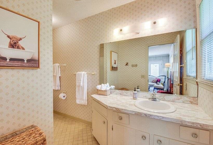 Spacious Home W/ Porch, 4 Mi To Downtown Clemson!