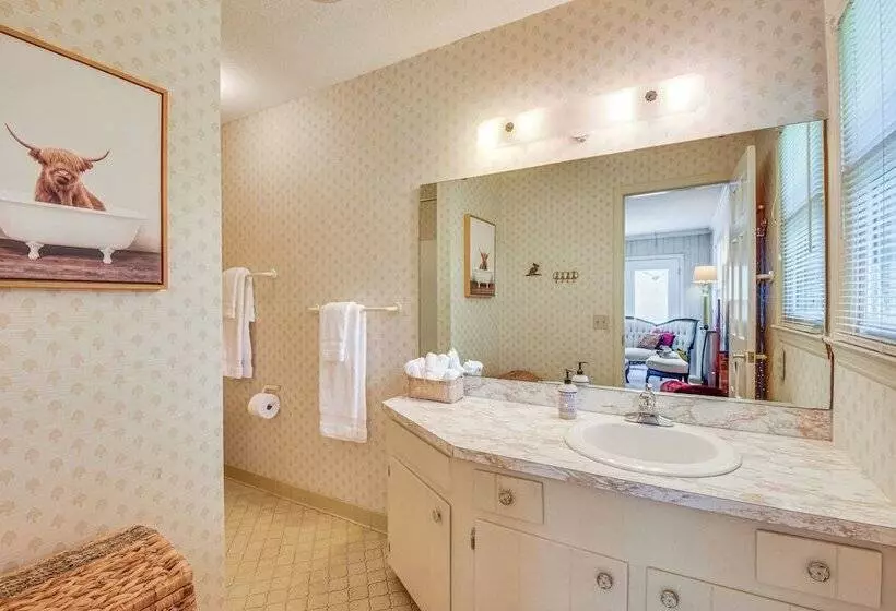 Spacious Home W/ Porch, 4 Mi To Downtown Clemson!