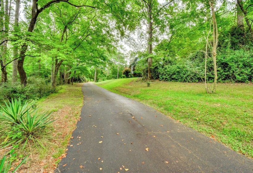 Spacious Home W/ Porch, 4 Mi To Downtown Clemson!