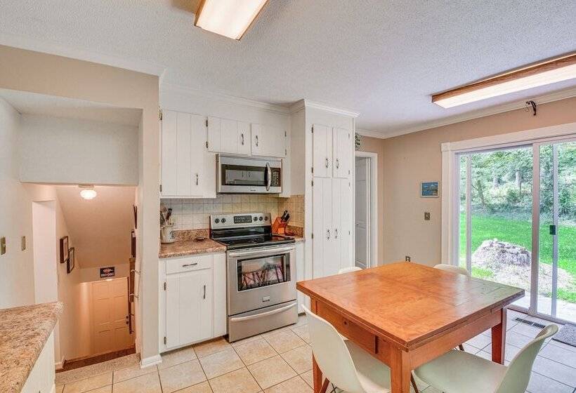 Spacious Home W/ Porch, 4 Mi To Downtown Clemson!