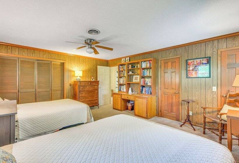 Spacious Home W/ Porch, 4 Mi To Downtown Clemson!