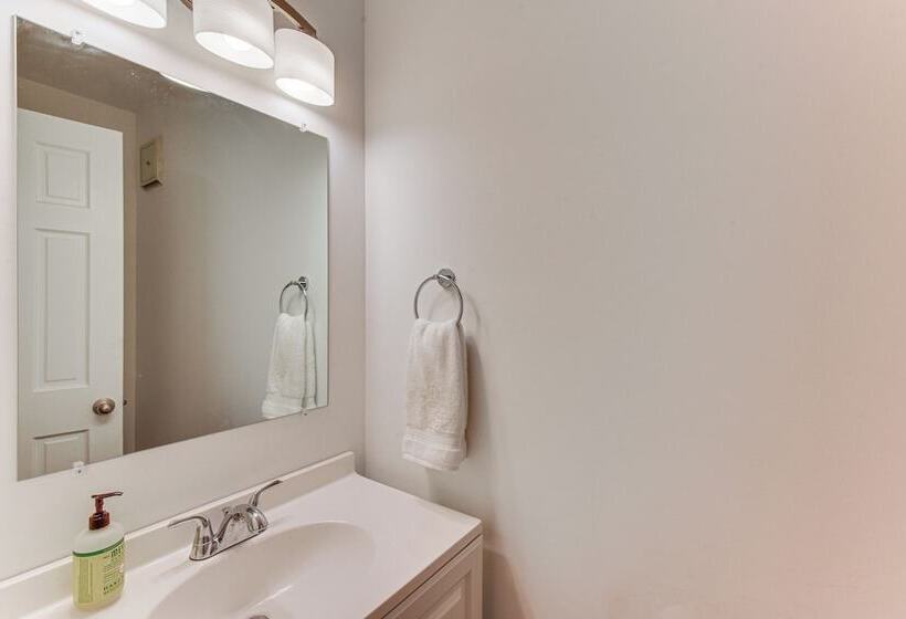 Spacious Home W/ Porch, 4 Mi To Downtown Clemson!