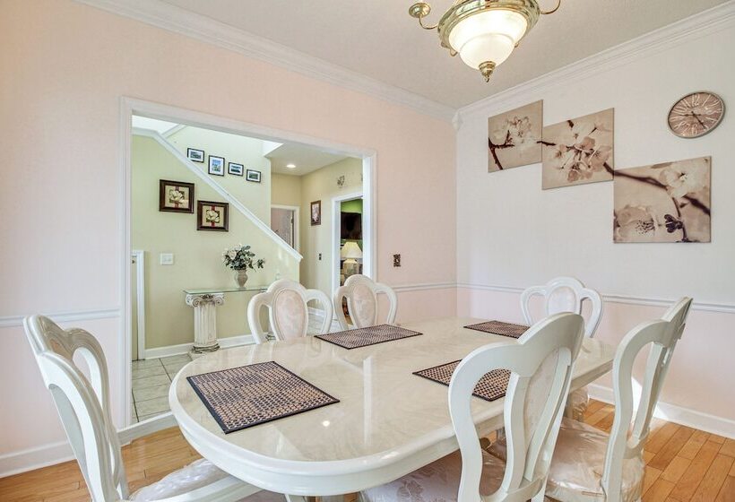 Spacious Richmond Hill Hideaway W/ Deck!