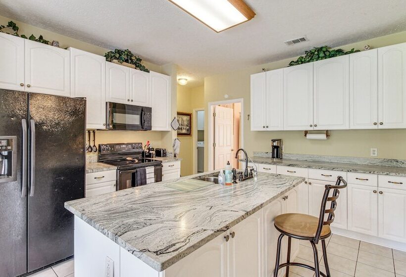 Spacious Richmond Hill Hideaway W/ Deck!