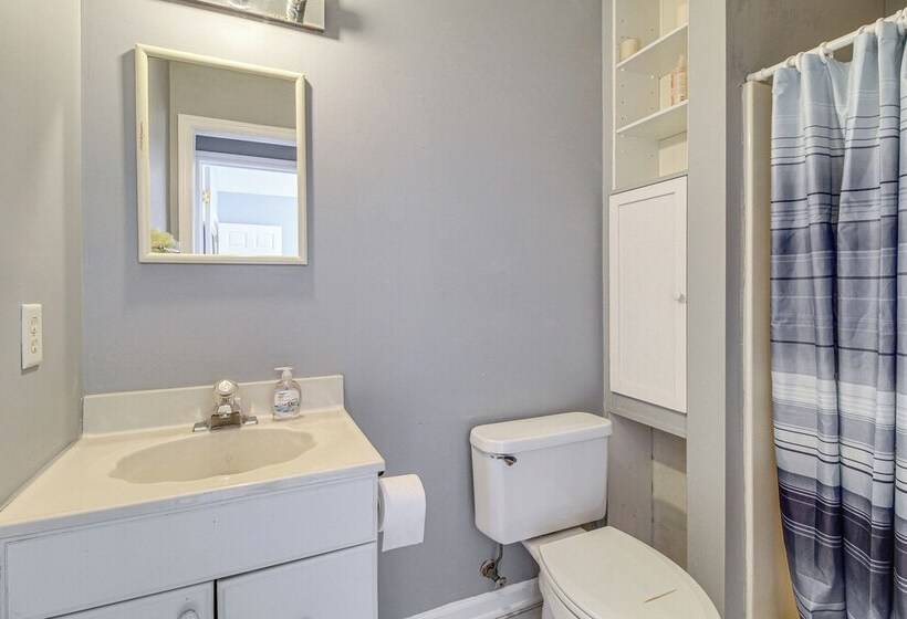 Spacious Richmond Hill Hideaway W/ Deck!