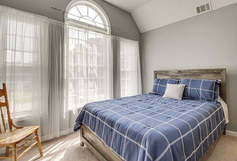 Spacious Richmond Hill Hideaway W/ Deck!