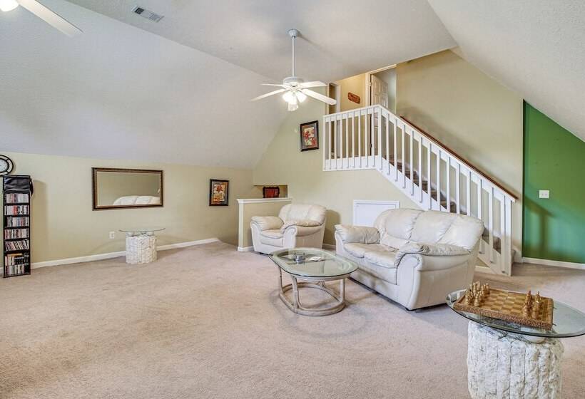 Spacious Richmond Hill Hideaway W/ Deck!