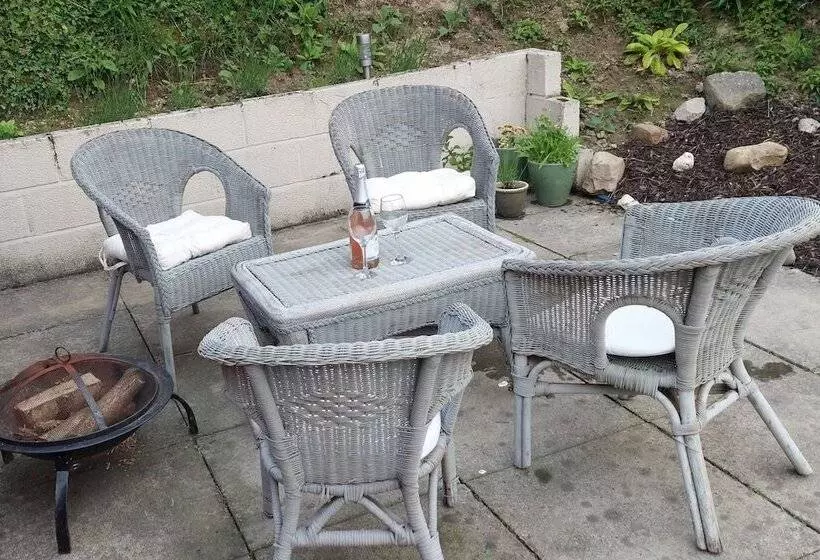 Hotelli Number 8 Buttercup Lodge Caer Beris