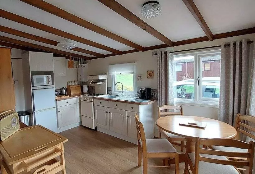 Hotelli Number 8 Buttercup Lodge Caer Beris